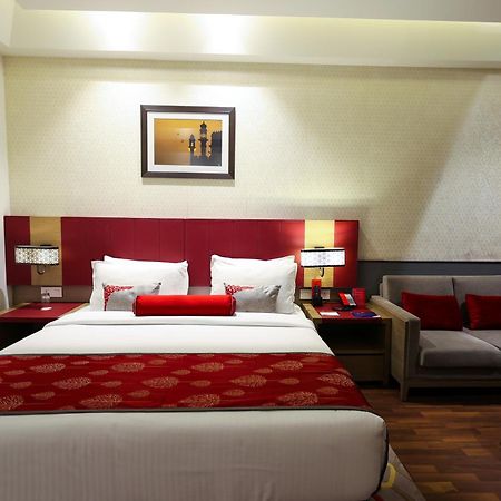 Ramada Plaza By Wyndham Lucknow Hotell Exteriör bild
