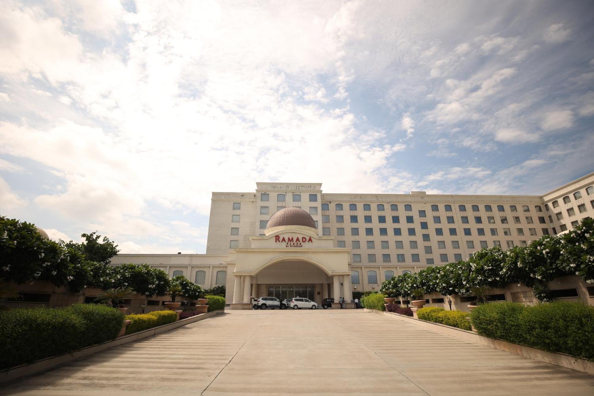 Ramada Plaza By Wyndham Lucknow Hotell Exteriör bild