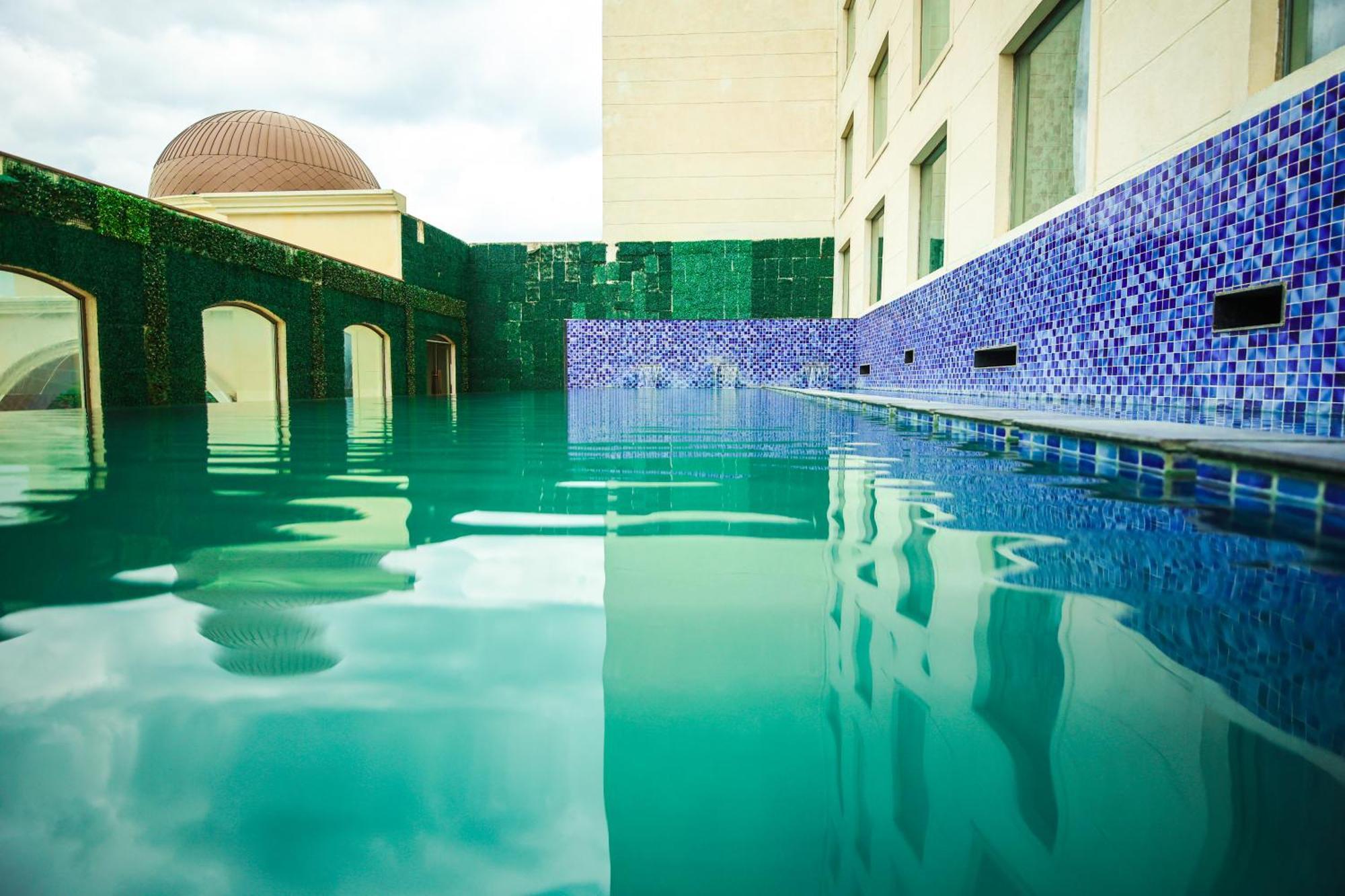 Ramada Plaza By Wyndham Lucknow Hotell Exteriör bild