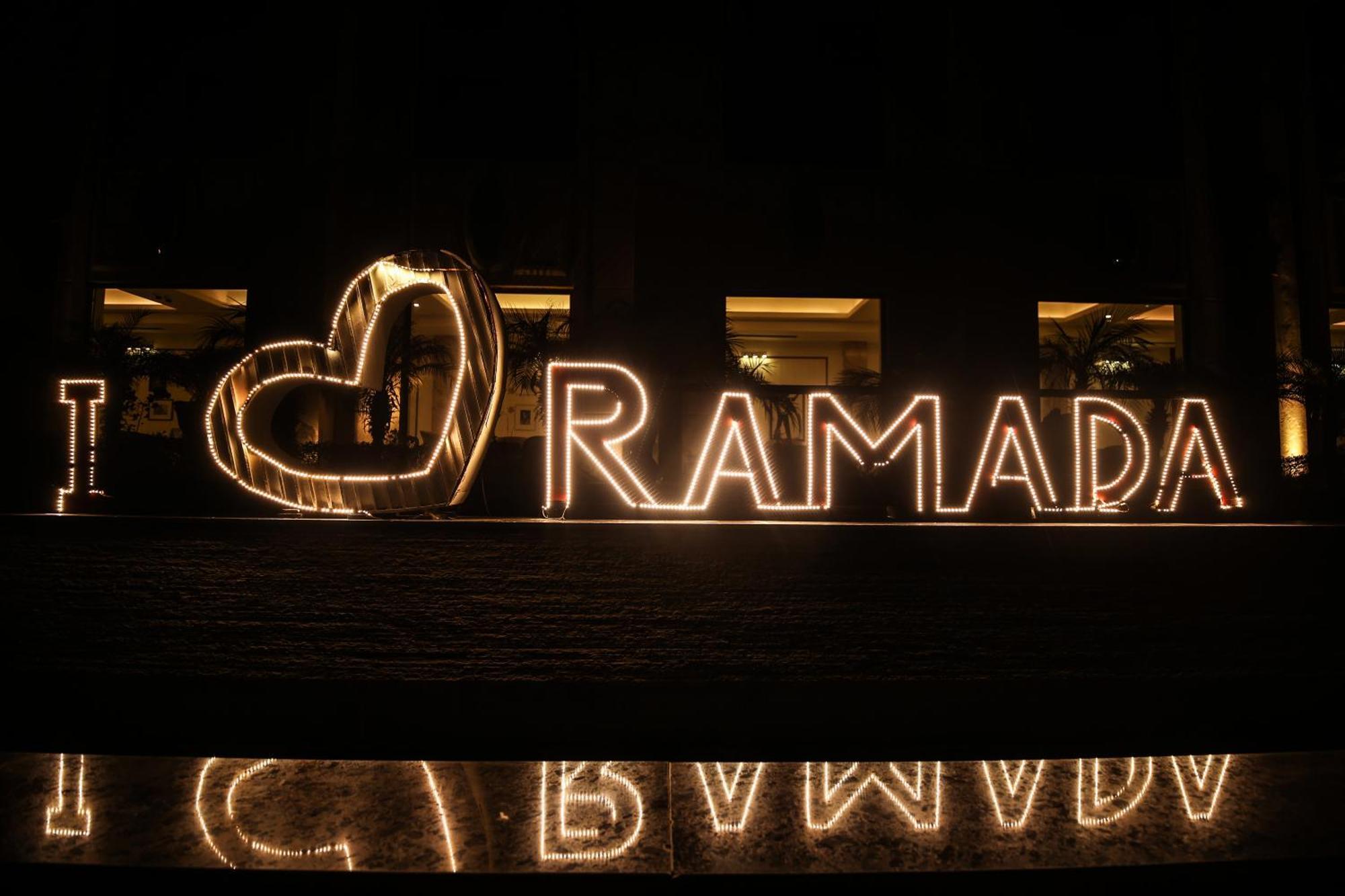 Ramada Plaza By Wyndham Lucknow Hotell Exteriör bild