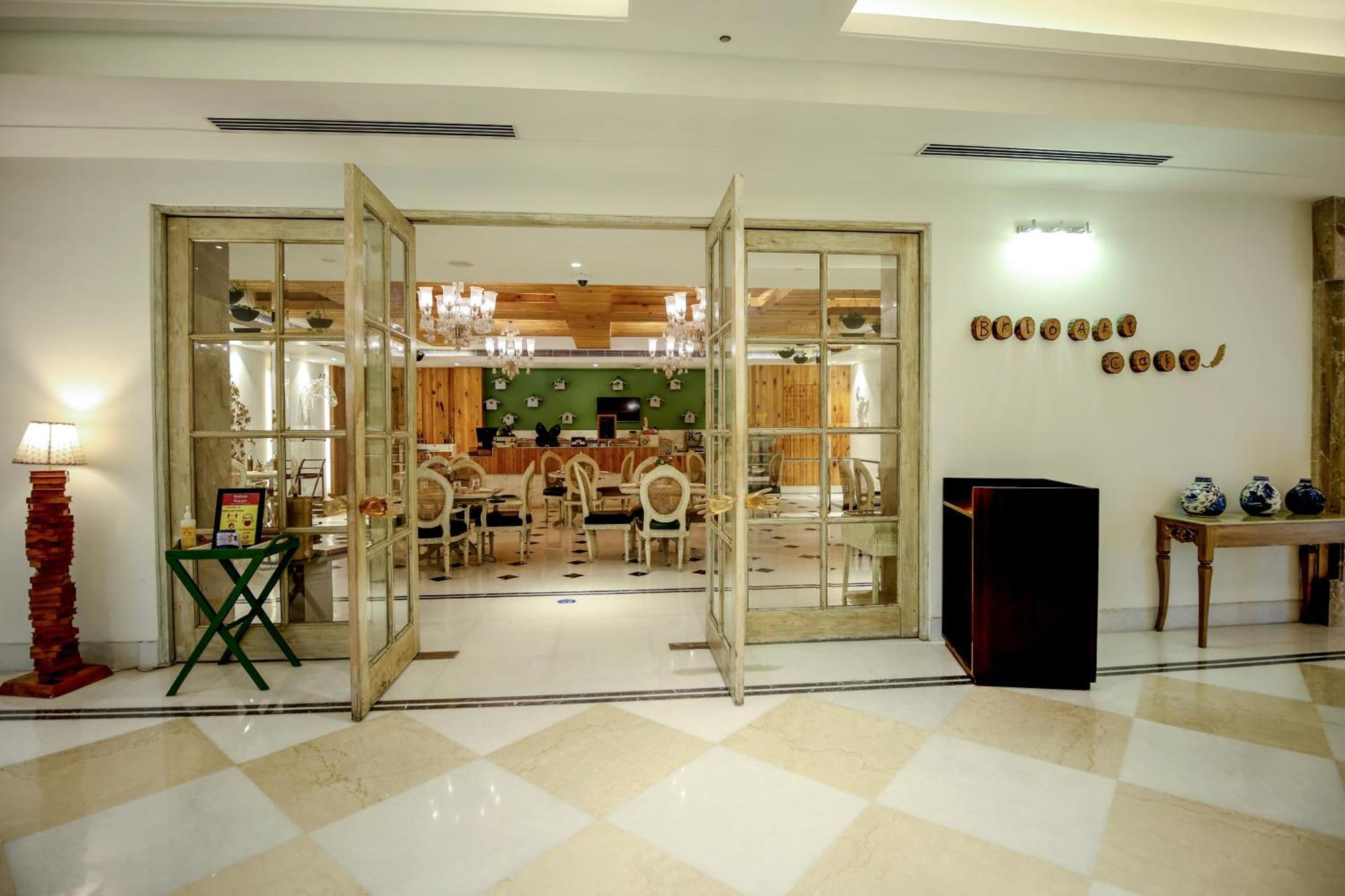 Ramada Plaza By Wyndham Lucknow Hotell Exteriör bild