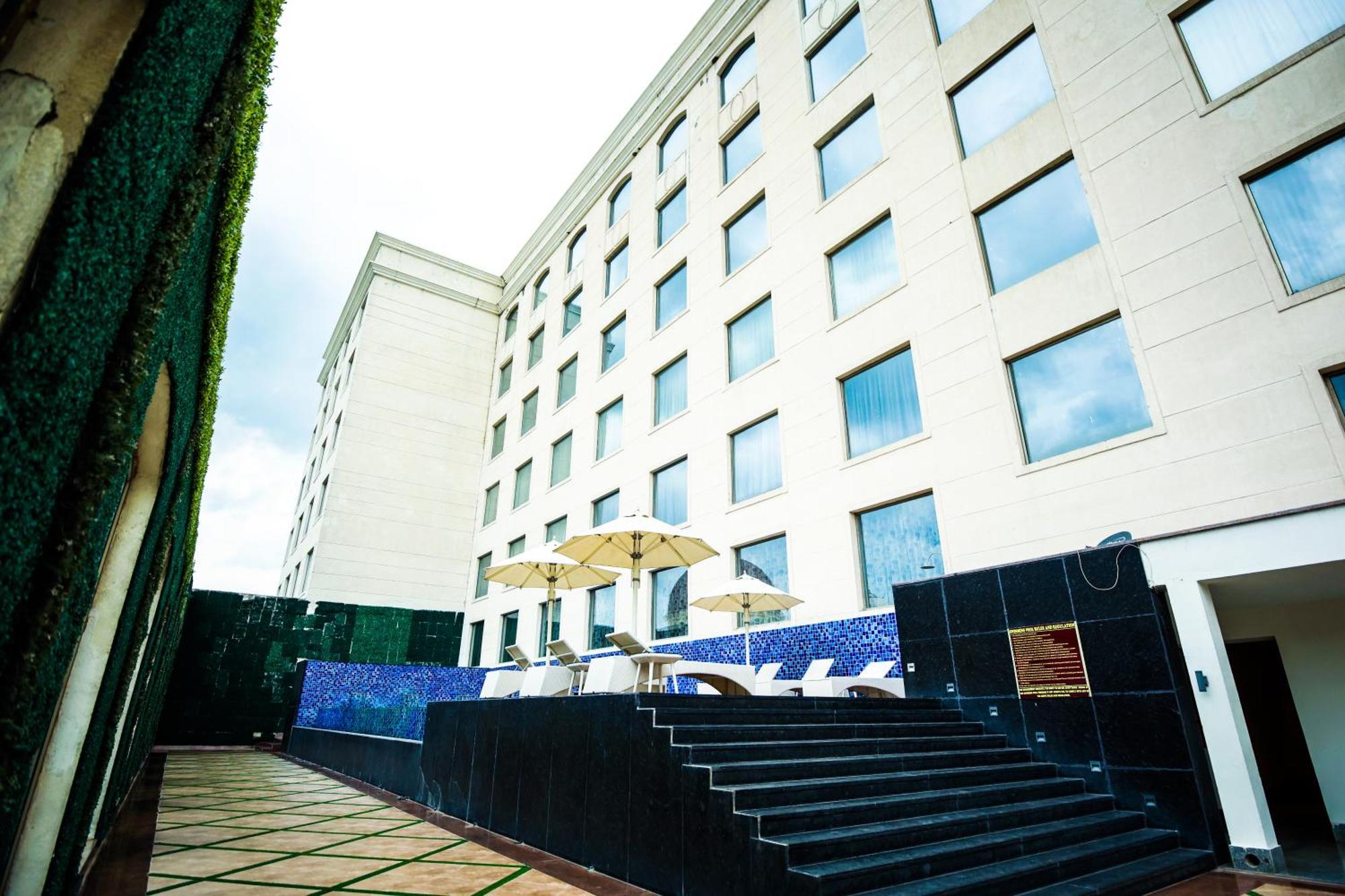 Ramada Plaza By Wyndham Lucknow Hotell Exteriör bild