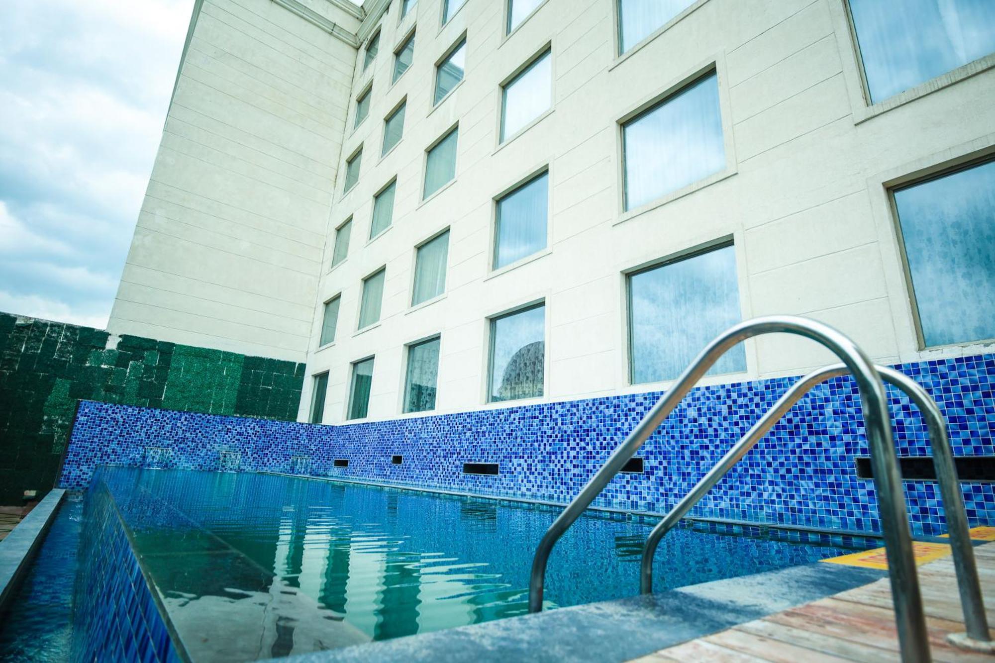 Ramada Plaza By Wyndham Lucknow Hotell Exteriör bild