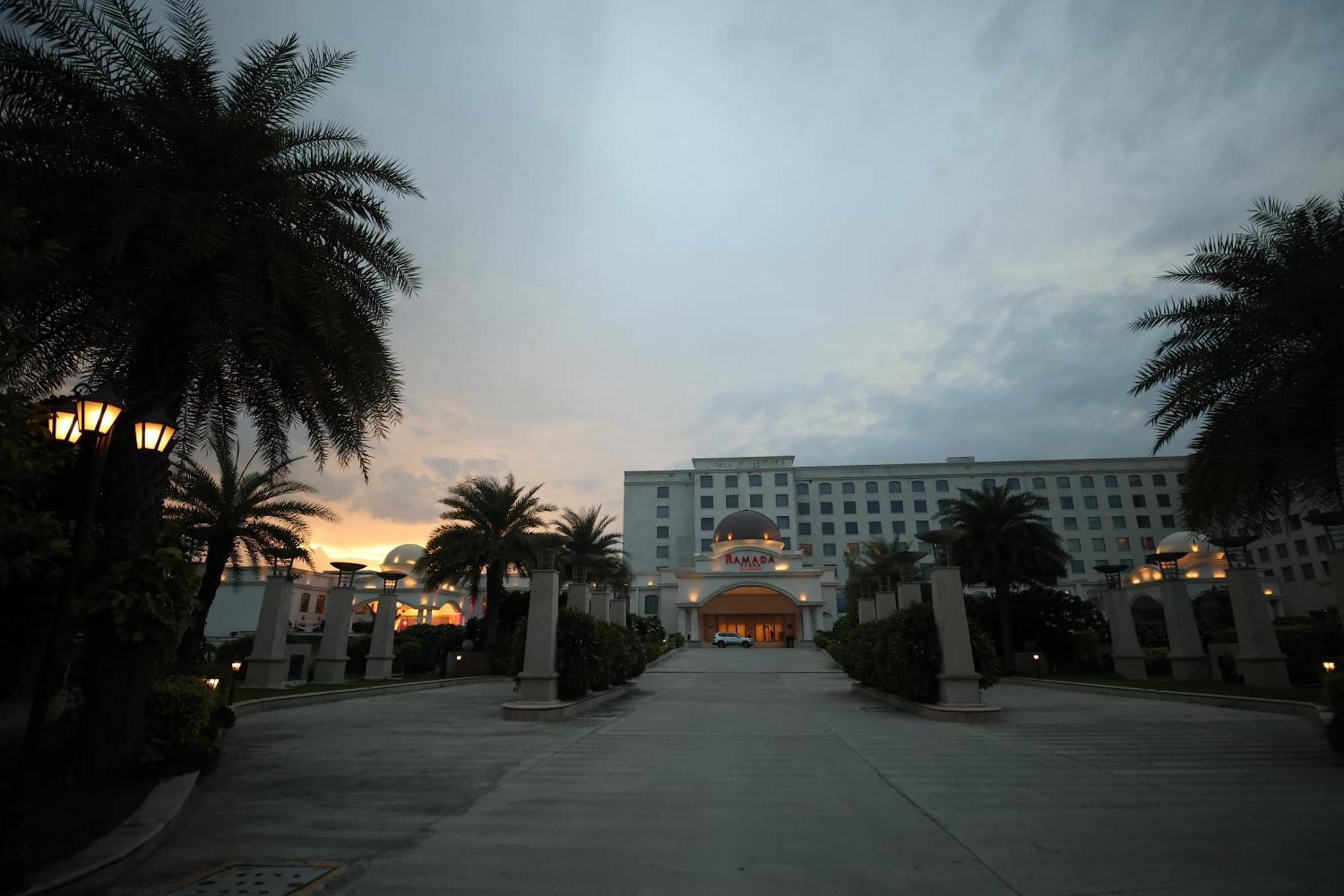 Ramada Plaza By Wyndham Lucknow Hotell Exteriör bild