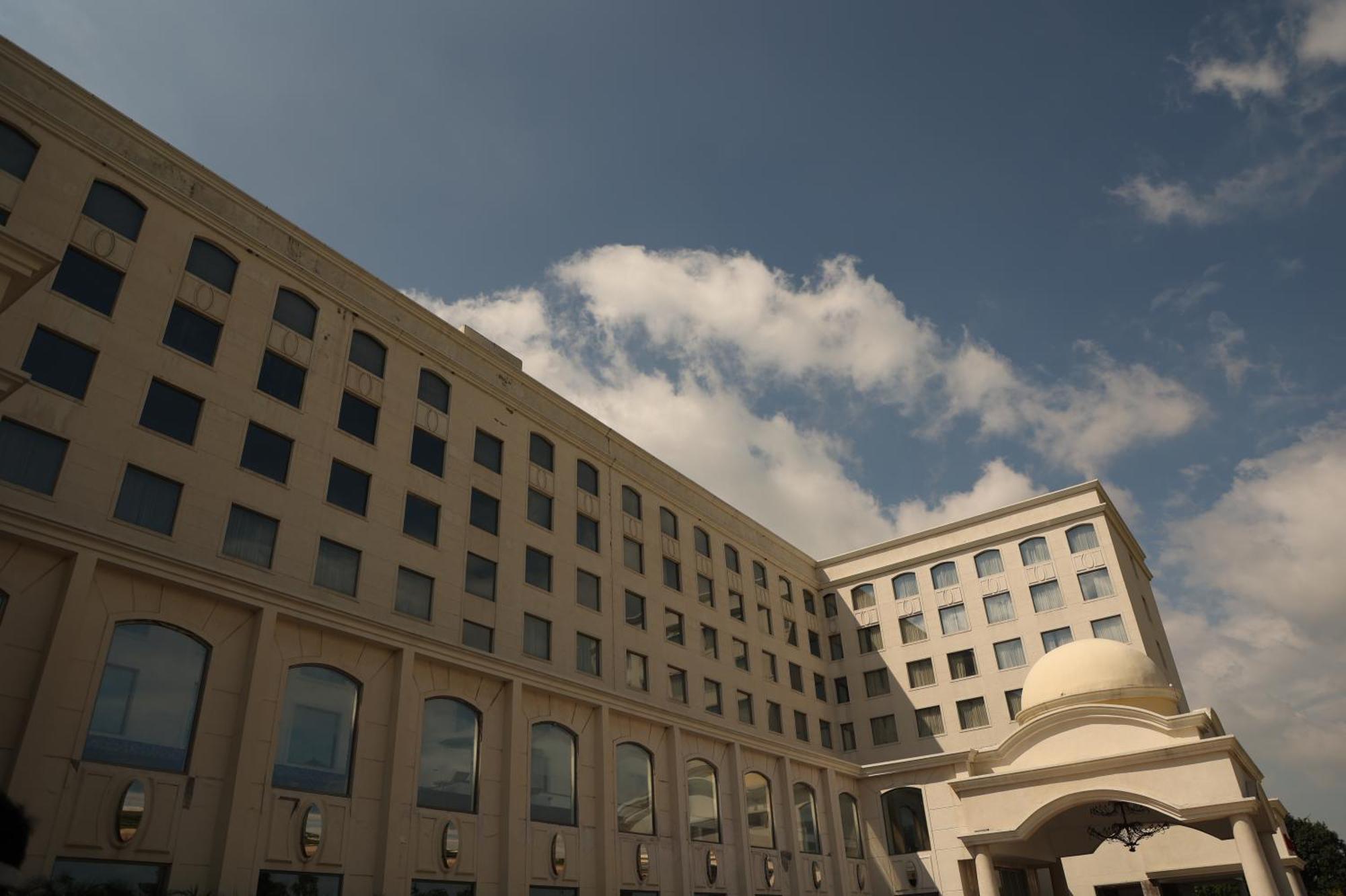 Ramada Plaza By Wyndham Lucknow Hotell Exteriör bild