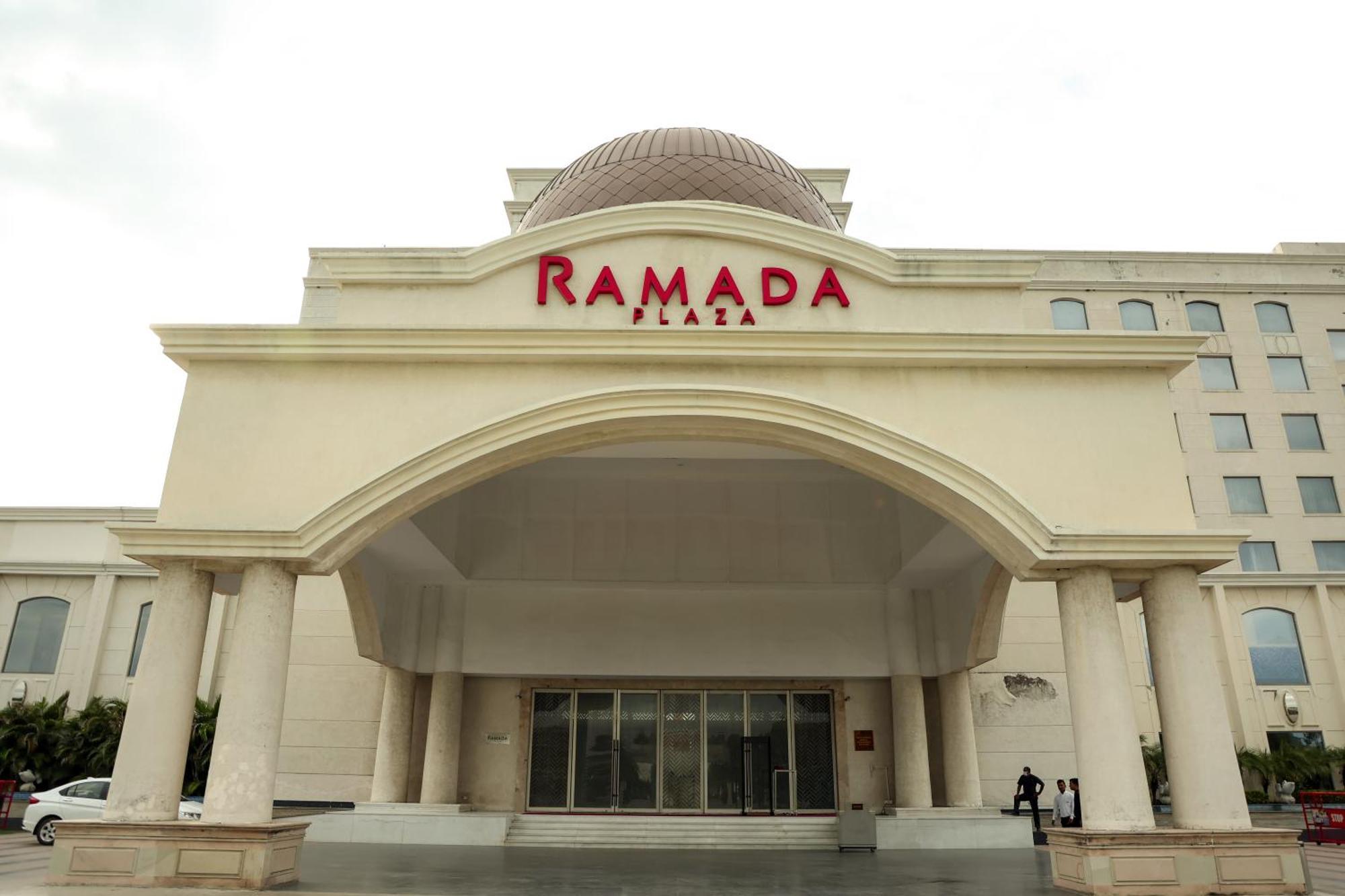 Ramada Plaza By Wyndham Lucknow Hotell Exteriör bild