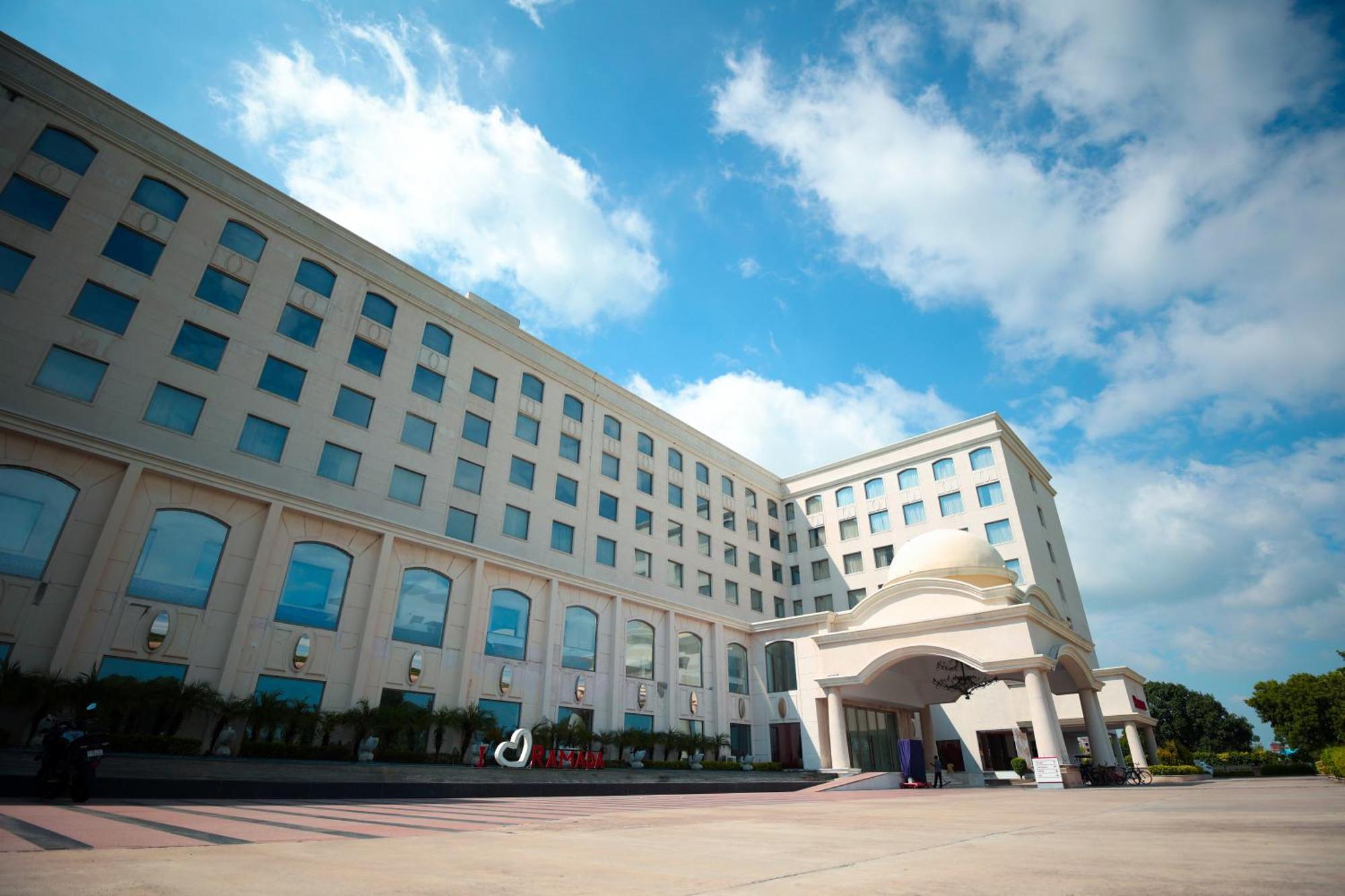 Ramada Plaza By Wyndham Lucknow Hotell Exteriör bild