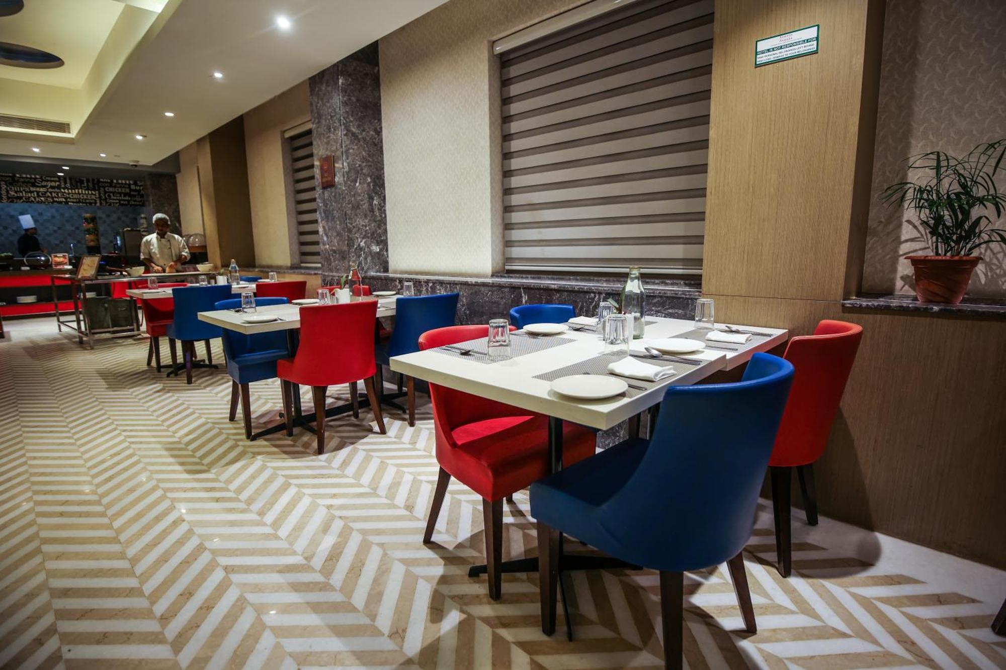 Ramada Plaza By Wyndham Lucknow Hotell Exteriör bild