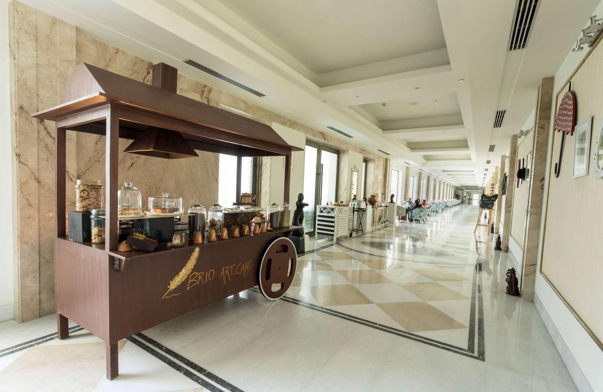 Ramada Plaza By Wyndham Lucknow Hotell Exteriör bild