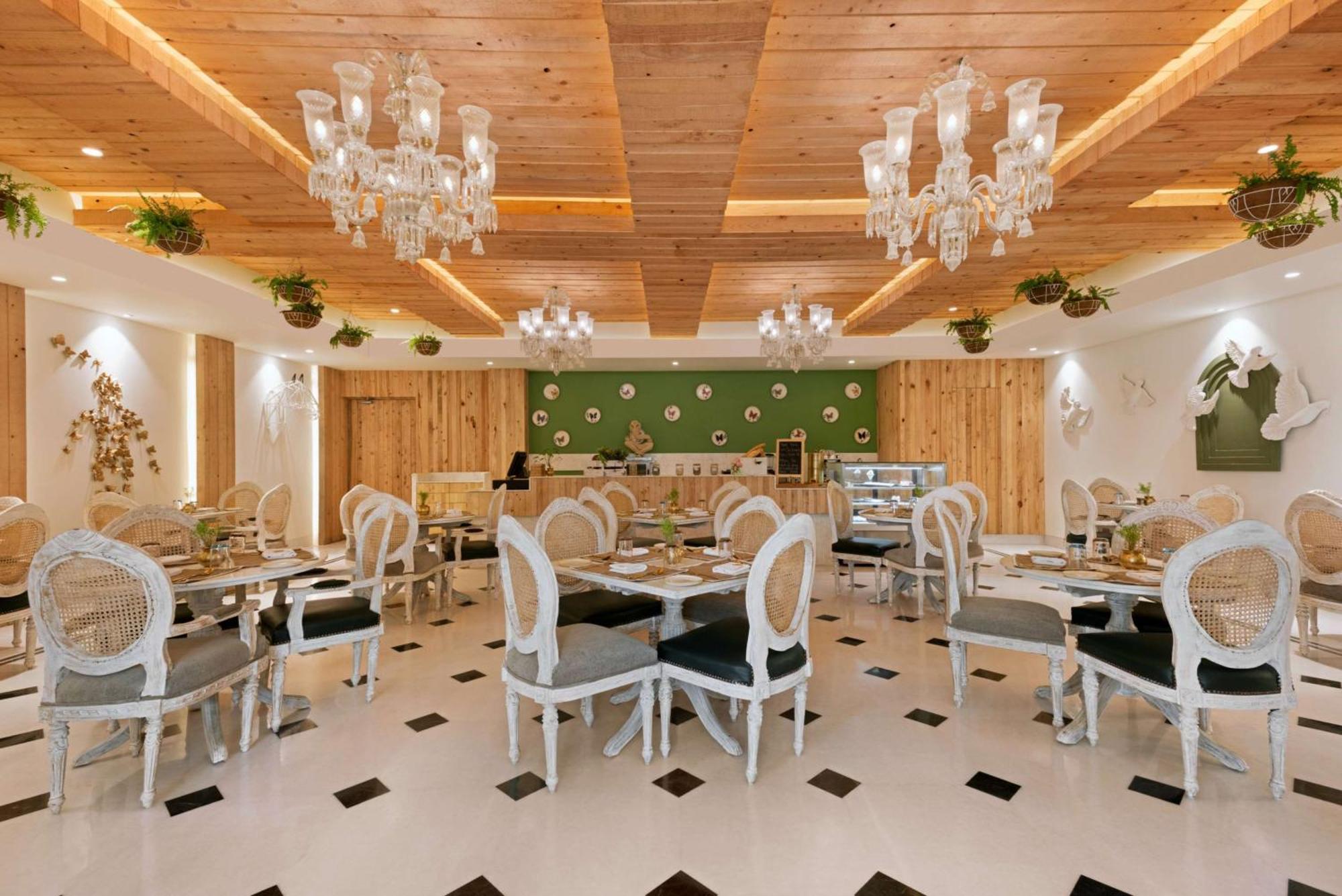 Ramada Plaza By Wyndham Lucknow Hotell Exteriör bild