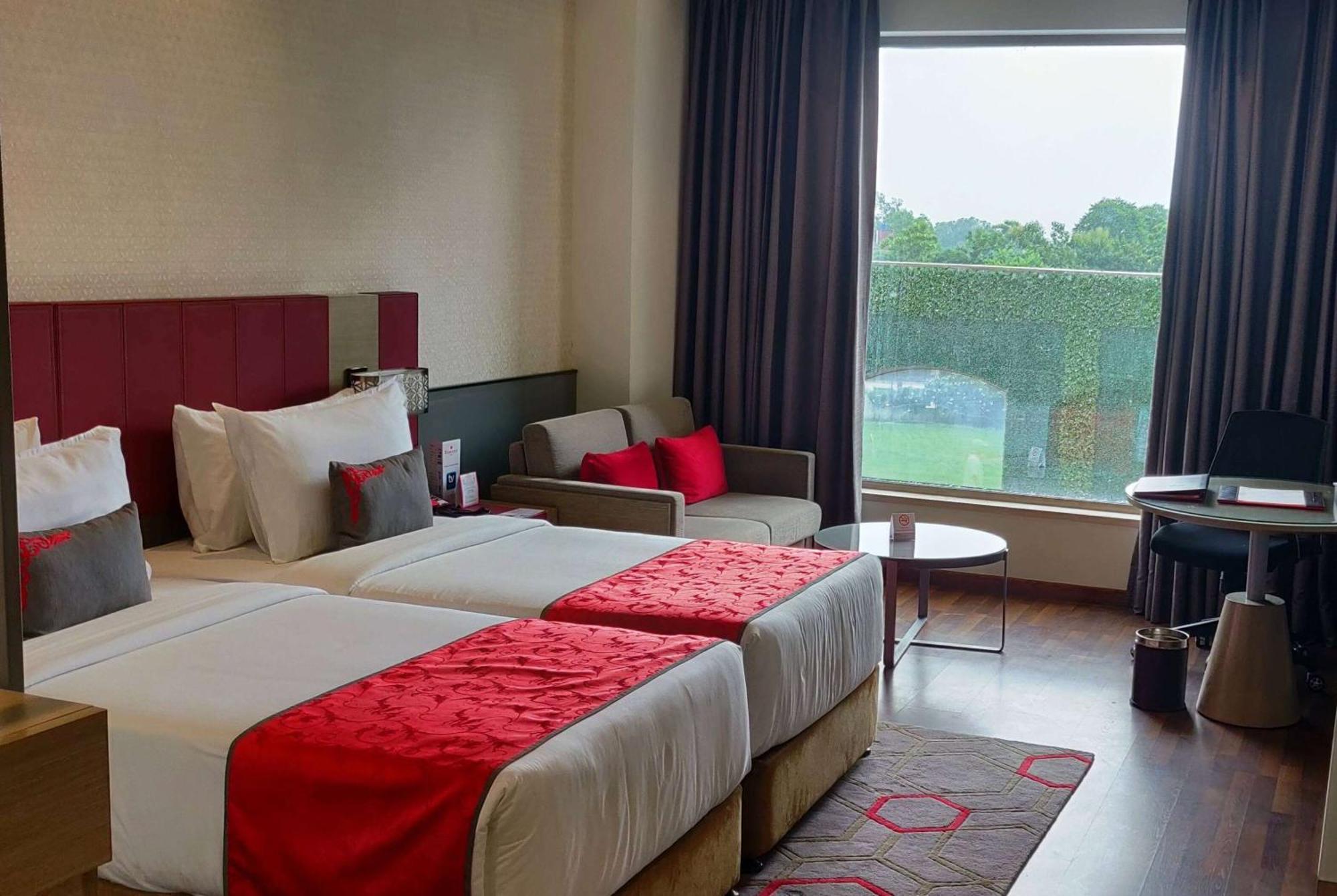 Ramada Plaza By Wyndham Lucknow Hotell Exteriör bild