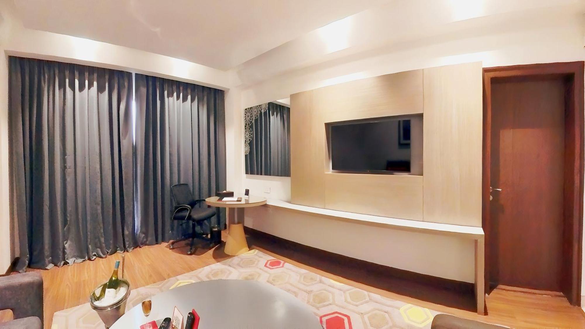 Ramada Plaza By Wyndham Lucknow Hotell Exteriör bild