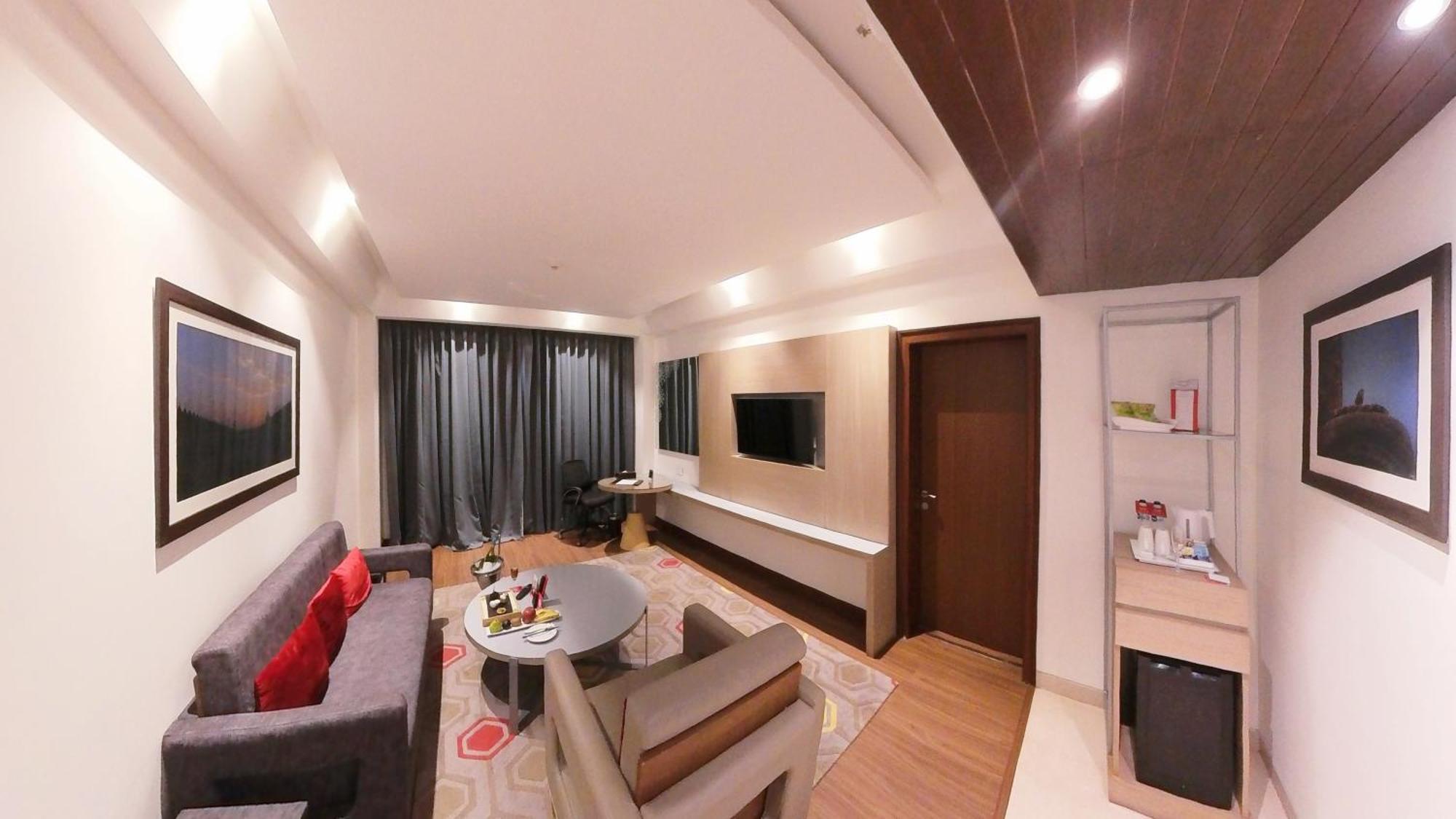 Ramada Plaza By Wyndham Lucknow Hotell Exteriör bild