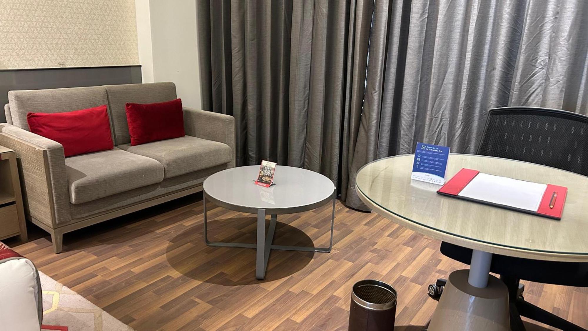 Ramada Plaza By Wyndham Lucknow Hotell Exteriör bild