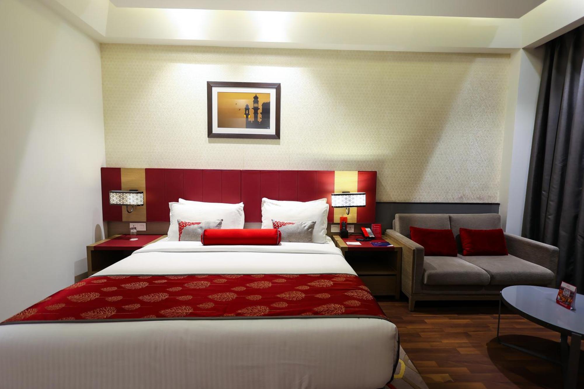 Ramada Plaza By Wyndham Lucknow Hotell Exteriör bild