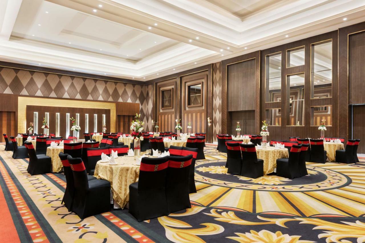Ramada Plaza By Wyndham Lucknow Hotell Exteriör bild